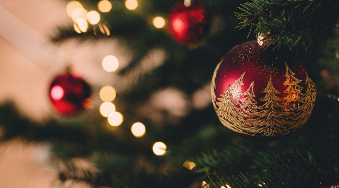 Magical New Year’s atmosphere and decor: glitter, ballons and party hats 